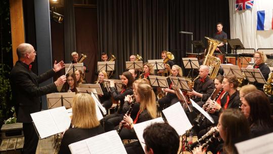Beachtliche Klangfülle: Die Musiker aus Sand und Eckartsweier boten bei ihrem ersten gemeinsamen Konzert eine überzeugende Leistung. © Erwin Lang