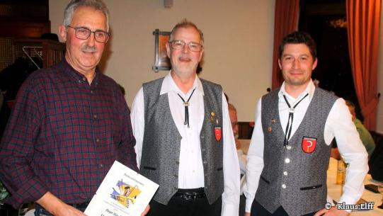 Vorsitzender Michael Kienle (Mitte) und sein Stellvertreter Thorsten Göpper (rechts) überreichten Peter Hauß die Urkunde zur Ehrenmitgliedschaft.